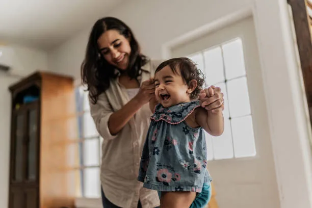 Mãe brincando com sua filha