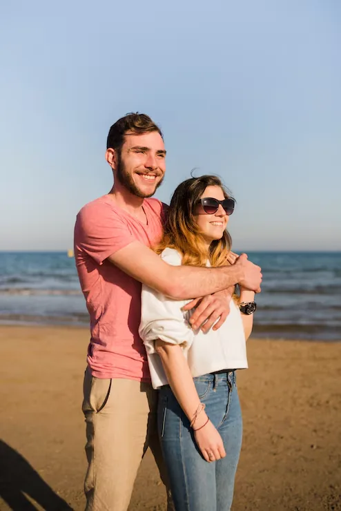 Casal aproveitando um momento na praia